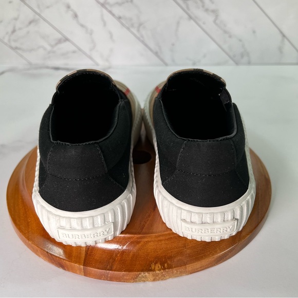 🔥 Burberry slip on (unisex) shoes us 12c - Picture 16 of 17